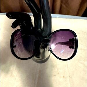 Fendi sunglasses no case in great condition. Please see pics.